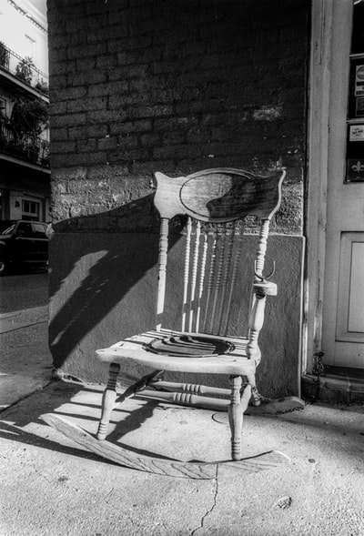 木椅灰度照片